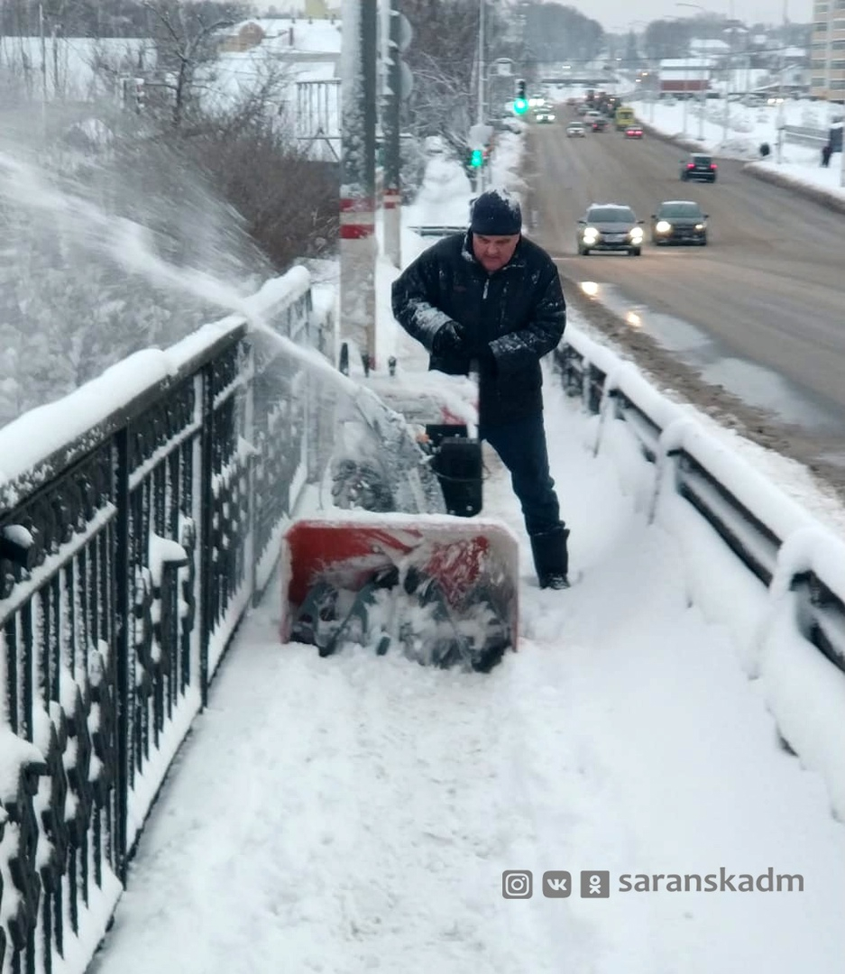 Мэр Саранска лично вышел на уборку снега