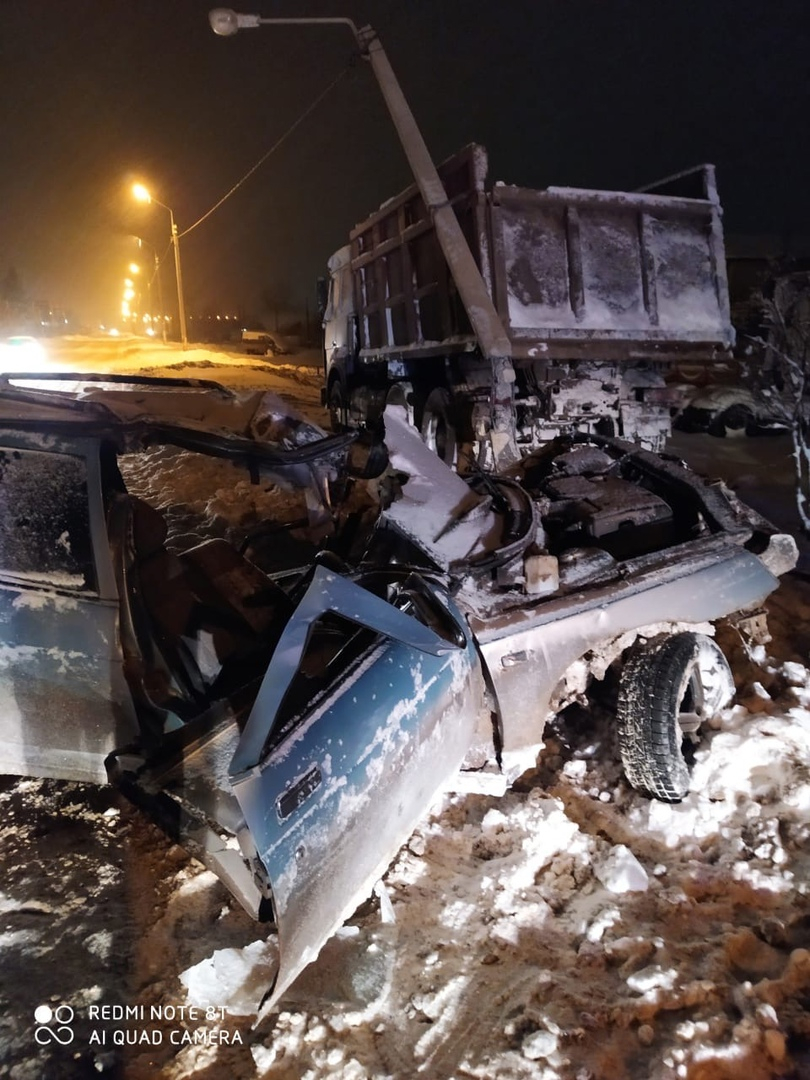 В Мордовии водитель «ВАЗа» снес столб и врезался в припаркованный большегруз