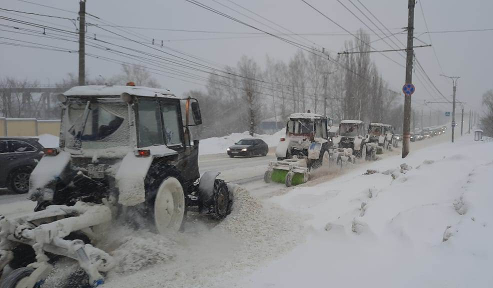 С обрушившимся на Саранск сильным снегопадом борются 192 единицы техники и 1352 рабочих