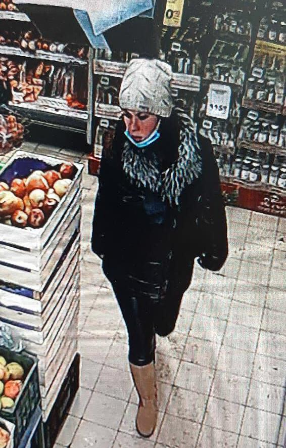 Полицейские Саранска ищут женщину, которая расплатилась в магазине чужой картой