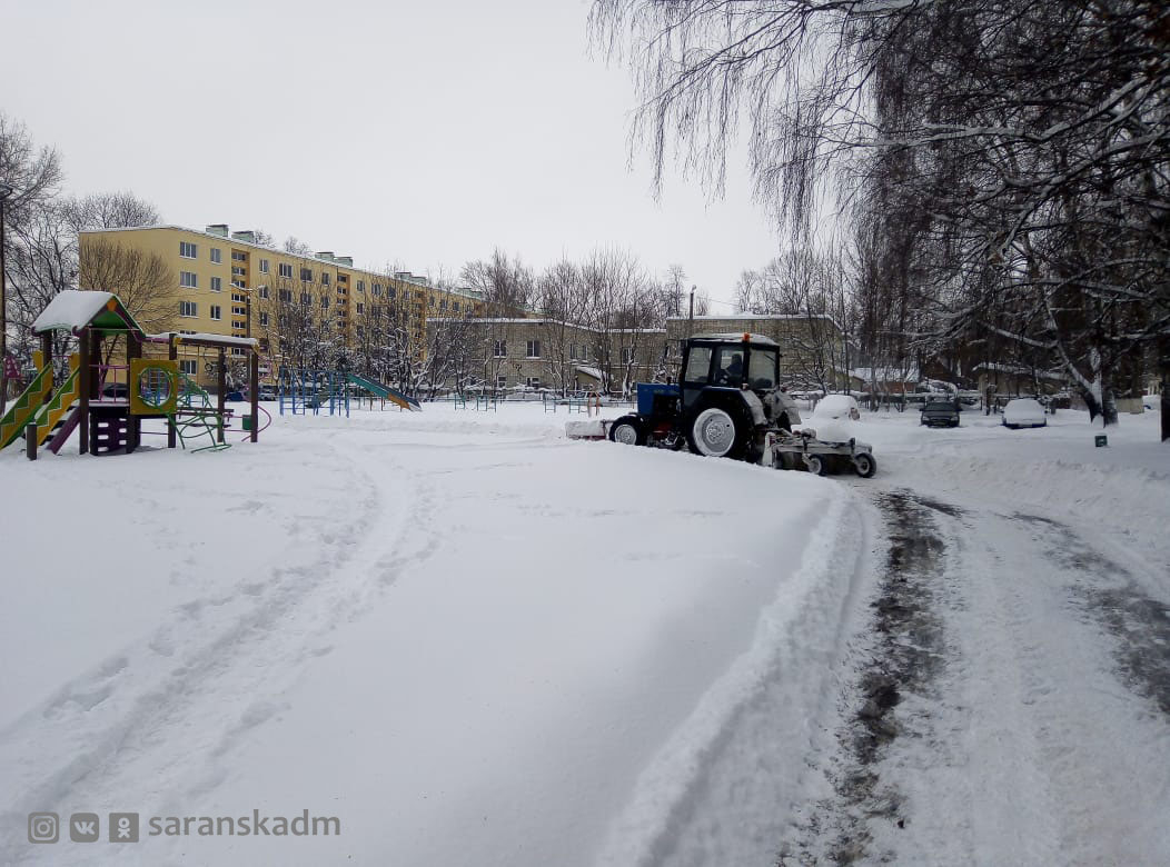 Коммунальные службы Саранска продолжают расчищать город после сильного снегопад