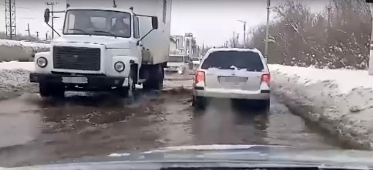 Коммунальная авария в Саранске: дорога затоплена сточными водами