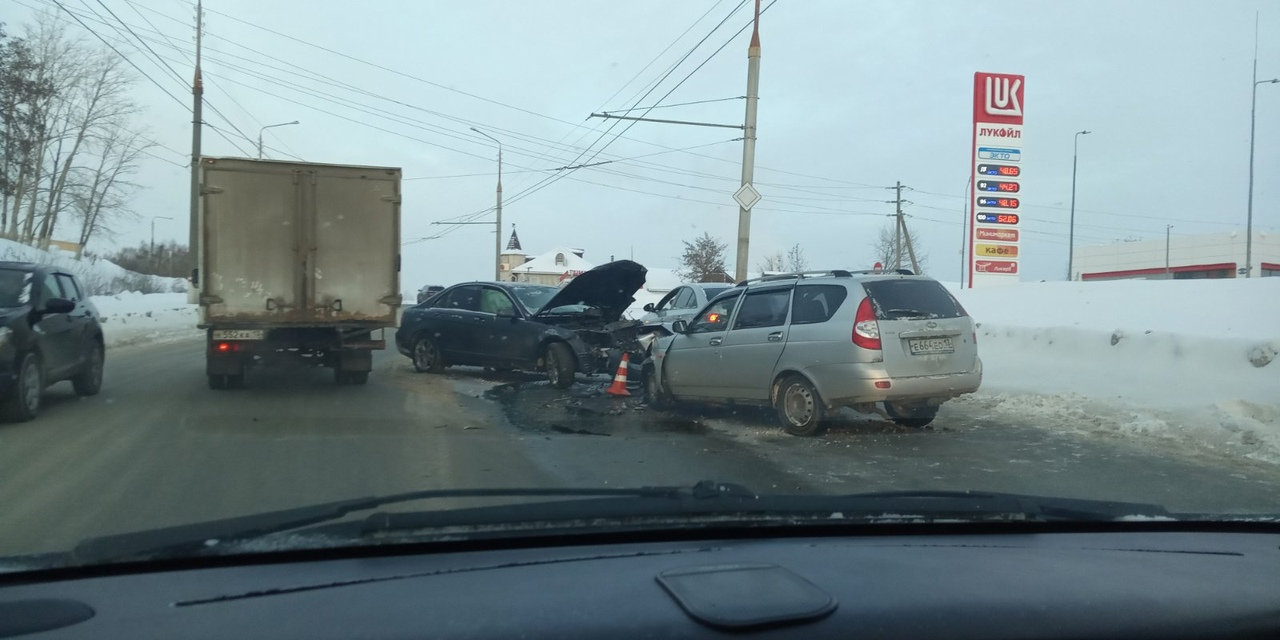 В Саранске две легковушки врезались лоб в лоб