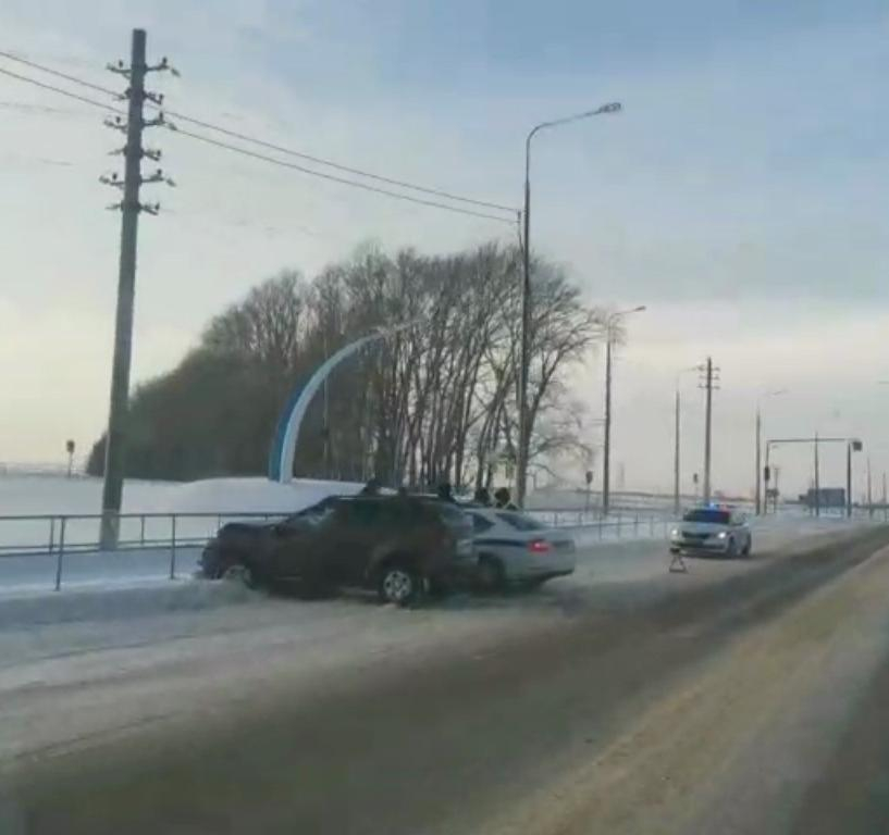 В Саранске автомобиль ДПС столкнулся с кроссовером