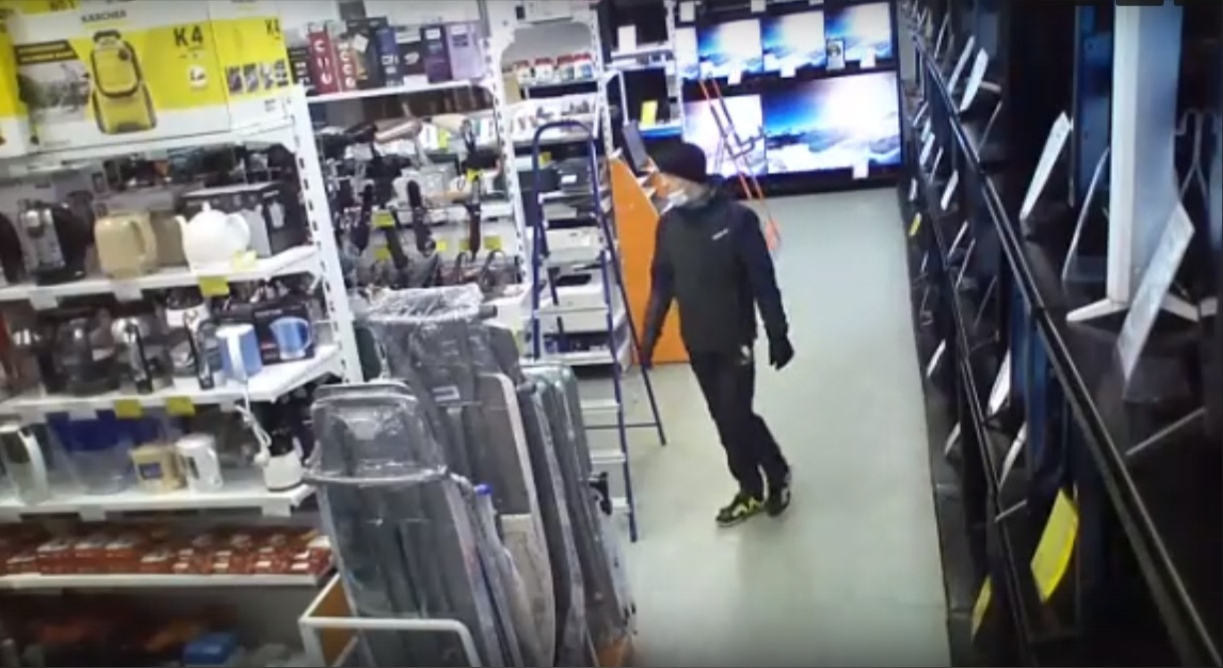 Спрятал камеру в трусы: в Саранске разыскивают молодого человека, который обокрал магазин техники