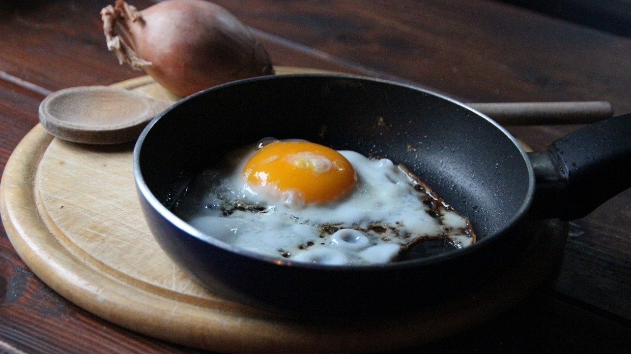 Диетолог рассказал об опасности популярного завтрака из жаренных яиц