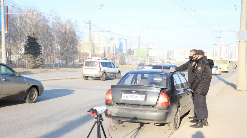 Дорожный пристав работает на дорогах Саранска