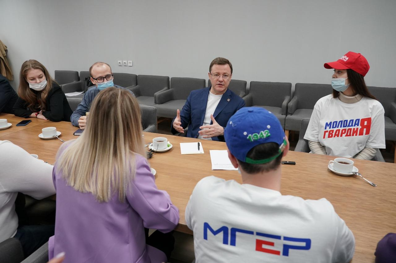 Глава Самарской области встретился с волонтерами на игре «Крыльев Советов» с «Динамо»