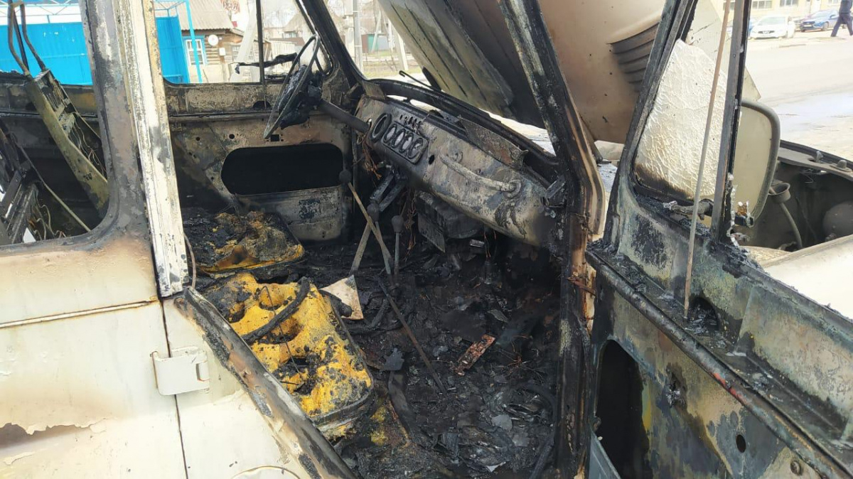 В райцентре Мордовии сгорел внедорожник: пассажир еле успел выбраться