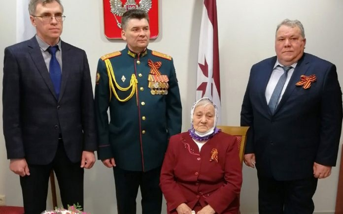 В Мордовии дочери красноармейца вручили удостоверение к ордену отца спустя 77 лет