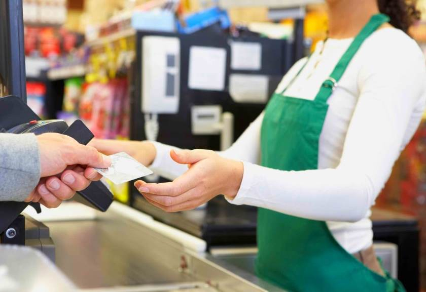 Продавщицу винного магазина подозревают в присвоении более 300 тысяч рублей