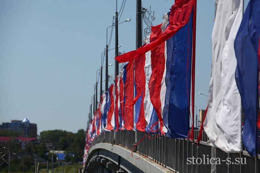 В Саранске двое молодых людей выбросили с моста праздничные флагштоки