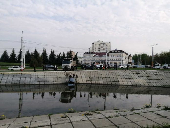 В центре Саранска автомобиль свалился в реку