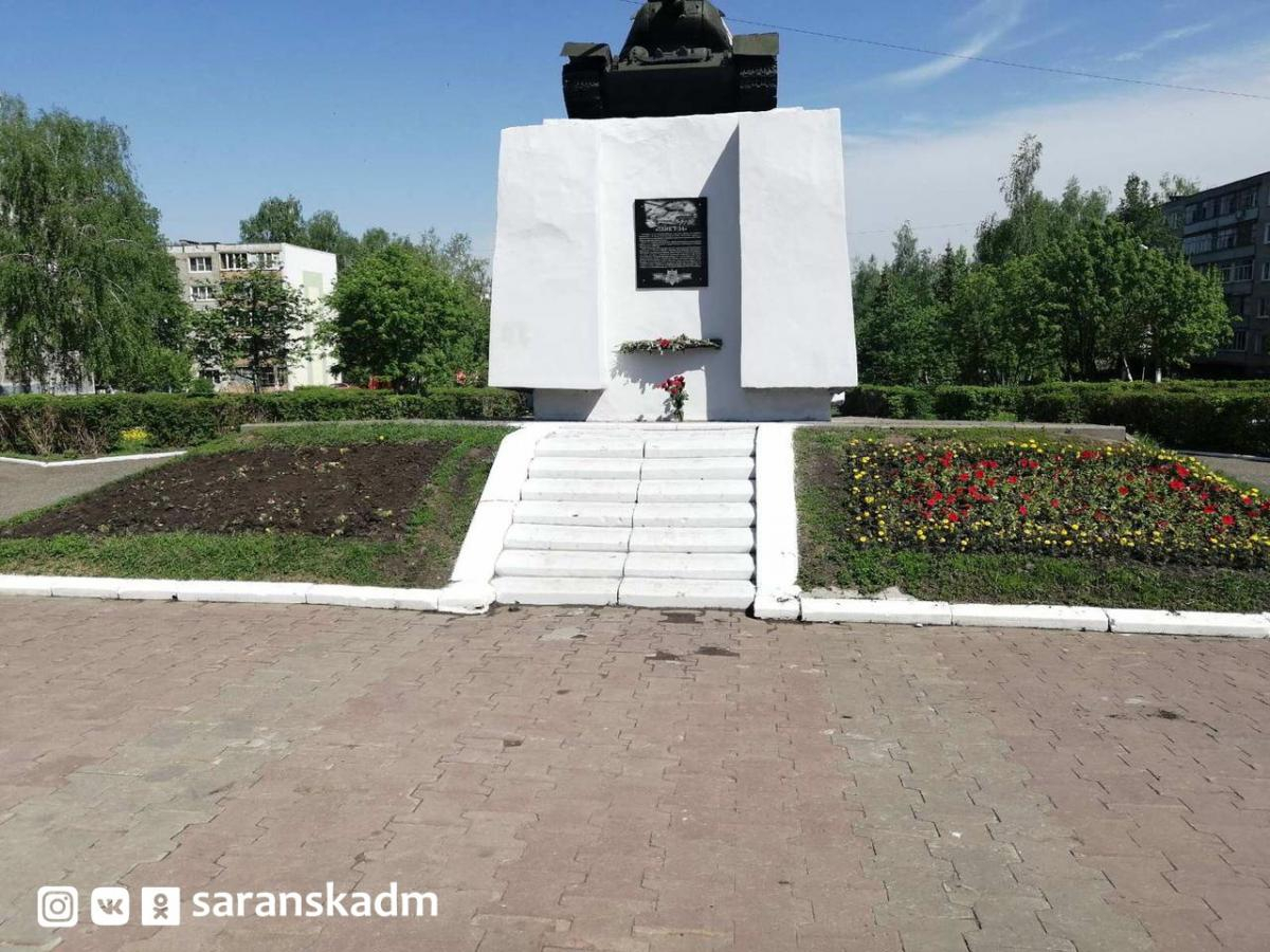 У памятника «Танк Т-34» в Саранске вандалы украли с клумбы цветы