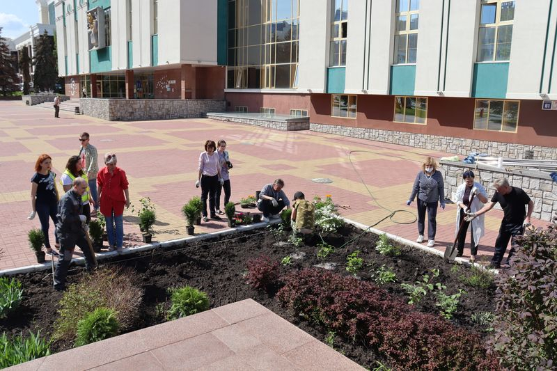 В Саранске высадили цветы у памятника Эрьзи