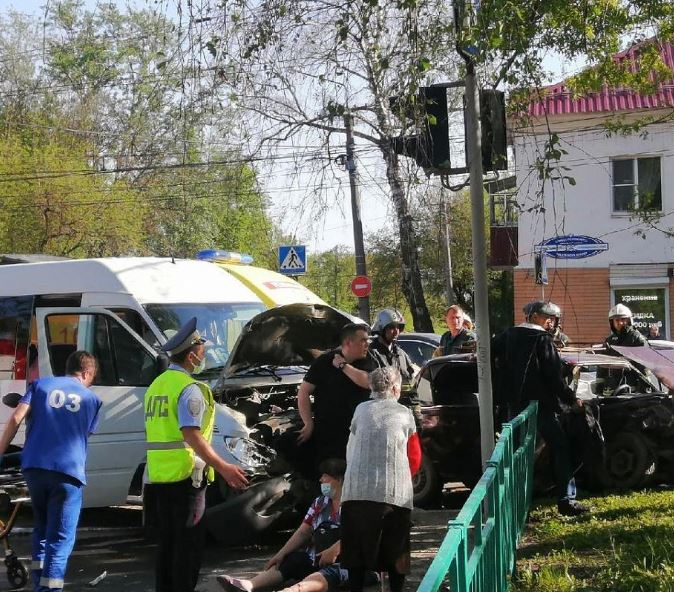 Двое детей и трое взрослых пострадали в аварии с микроавтобусом в центре Саранска