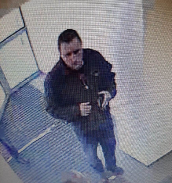 В Саранске разыскивают мужчину, который забрал чужие деньги из банкомата