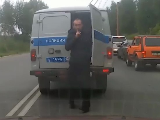 Задержанный сбежал из полицейской машины посреди дороги в Саранске, момент попал на видео