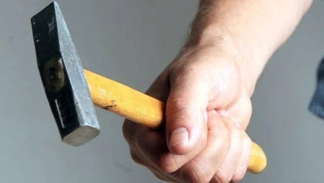 Житель Рузаевки из ревности ударил бывшую сожительницу молотком