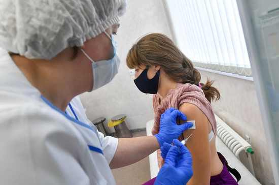 Роспотребнадзор советует людям, переболевшим коронавирусом, сделать прививку