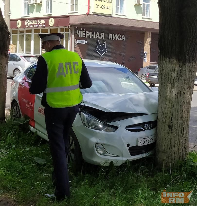 Такси попало в ДТП в центре Саранска, а после - врезалось в дерево