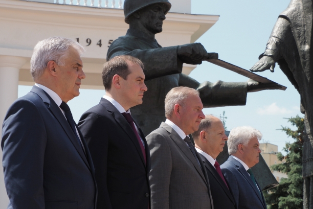 Артём Здунов возложил цветы к монументу воинам – уроженцам региона