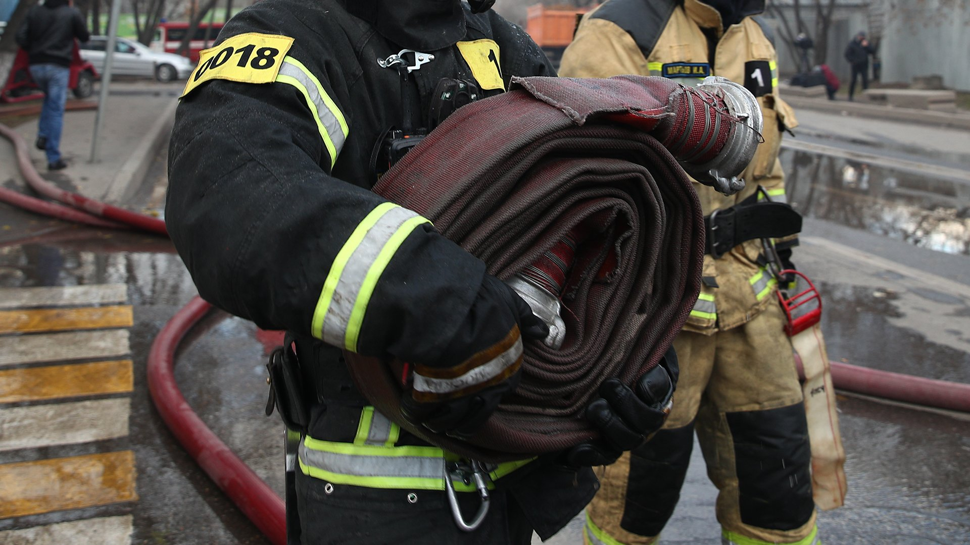 На Рабочей в Саранске горел автосервис, повреждены "Mazda 6" и "Peugeot Partner"