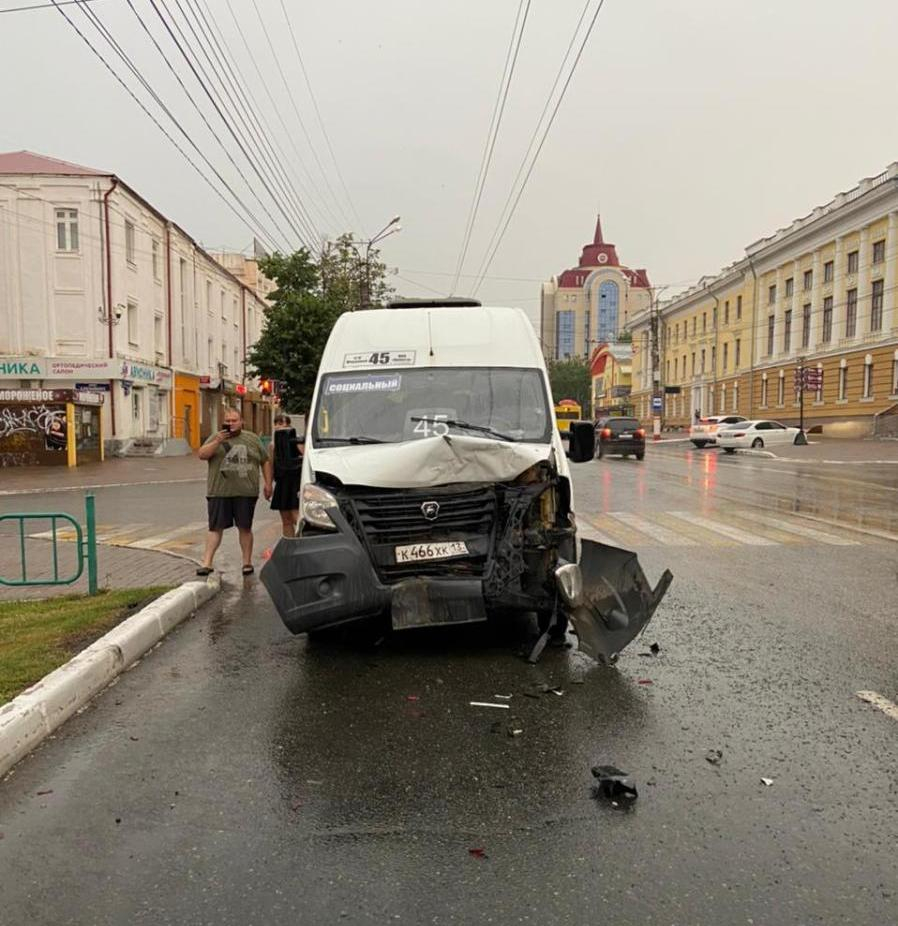 В Саранске на проспекте Ленина пенсионер устроил ДТП с автобусом, один пассажир пострадал