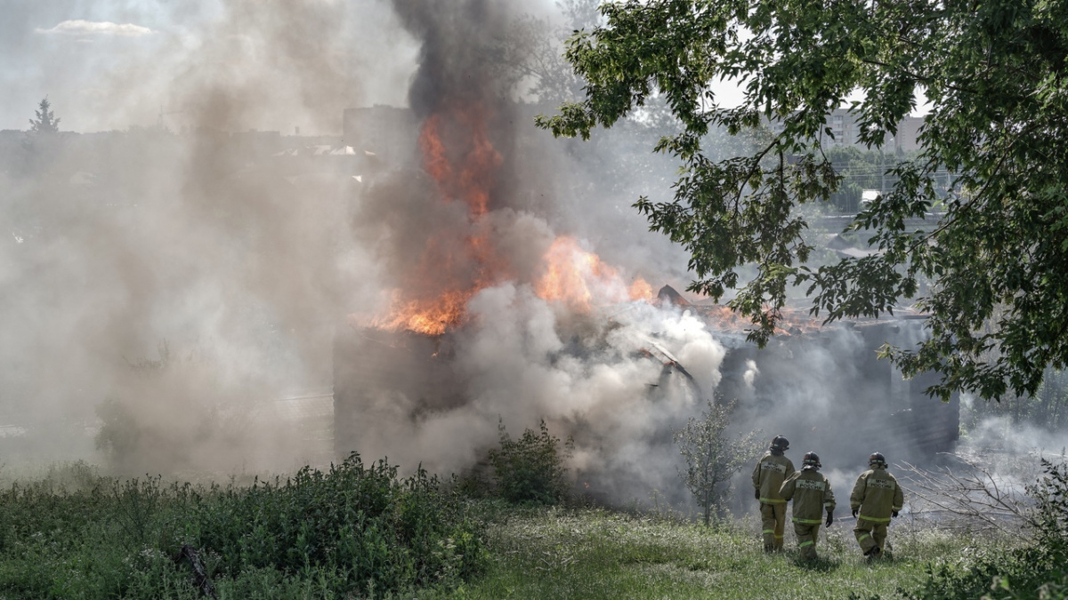 На Кавказской в центре Саранска загорелся частный дом