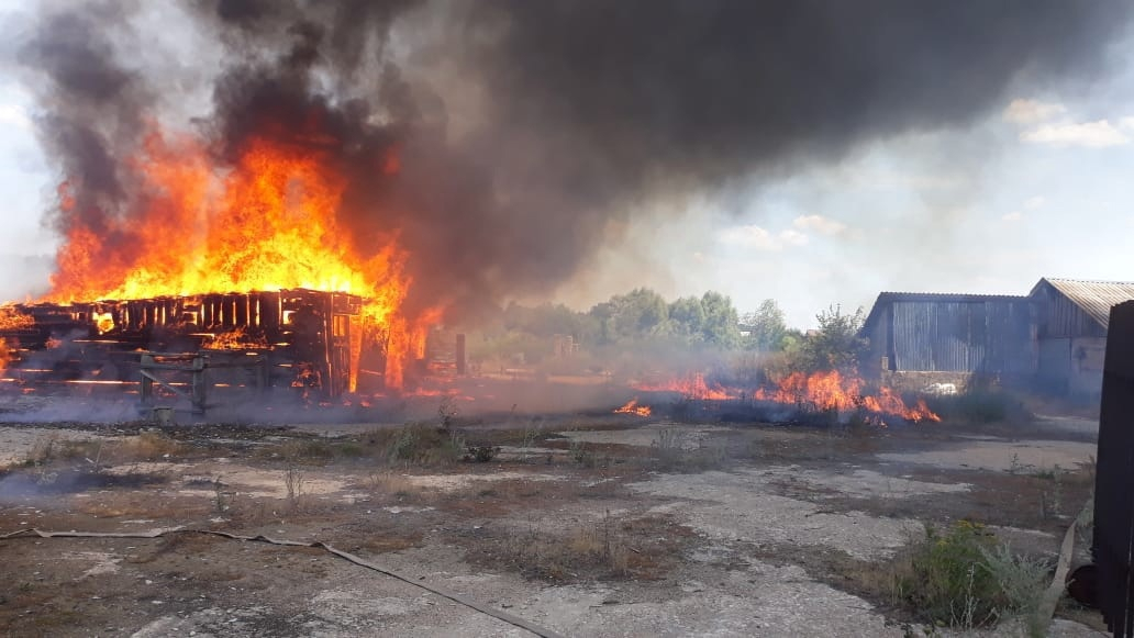 Старая ферма вспыхнула в Темниковском районе Мордовии