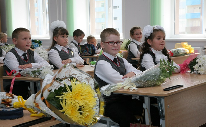 В канун учебного года семьям с детьми начислят по 10 тысяч рублей, прием заявлений начался