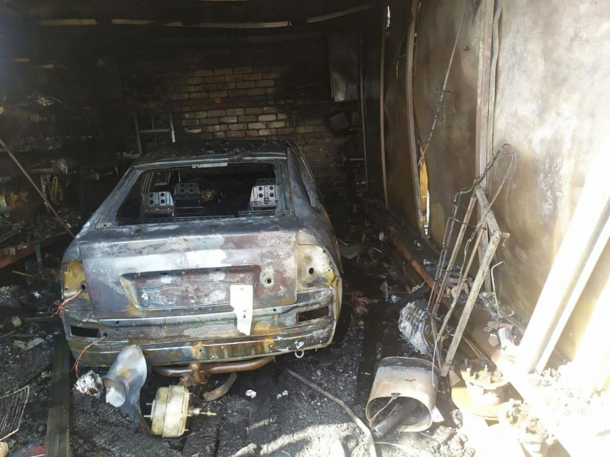 В Рузаевке огонь уничтожил машину и повредил гараж