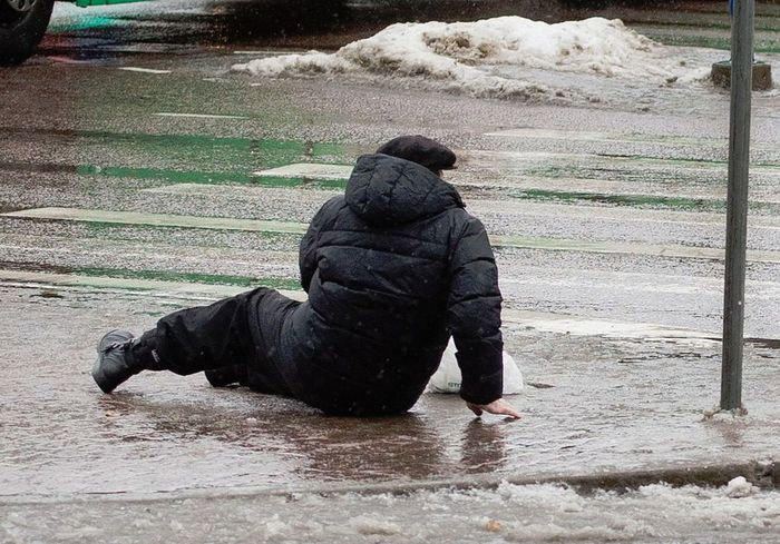 Упавшая на скользком тротуаре жительница Саранска отсудила 100 тысяч за сломанную руку