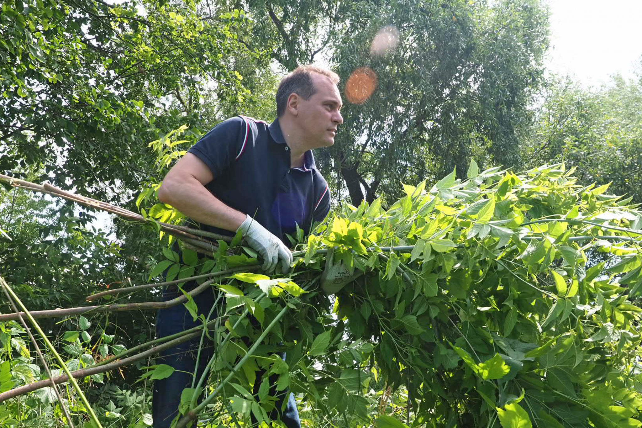 Артем Здунов присоединился к акции по уборке территории Рождество-Богородичного Санаксарского монастыря