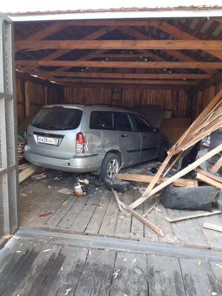 В Мордовии пьяный водитель иномарки врезался дерево и протаранил гараж с «Фордом»