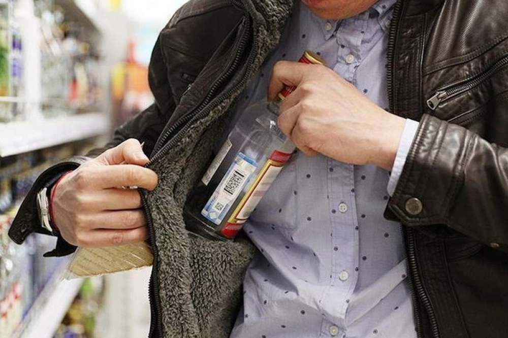 В Саранске был задержан мужчина, подозреваемый в краже спиртного из магазина на Косарева