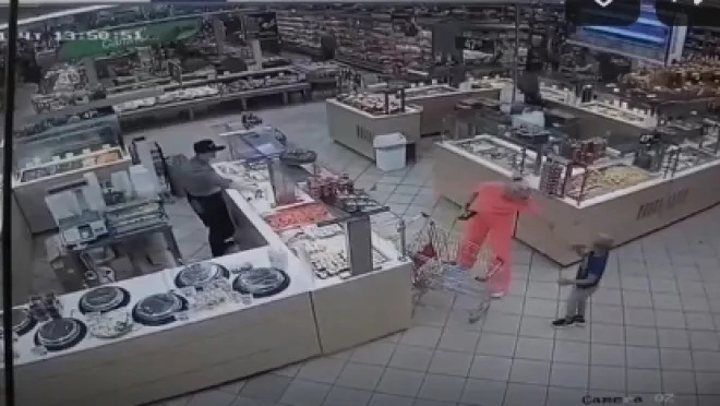 В Саранске полицейские пытаются установить личность женщины, которая била ребенка в магазине