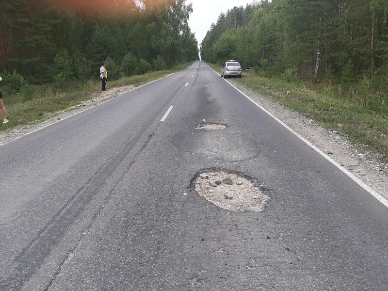 В Зубово-Полянском районе Мордовии из-за ямы на дороге перевернулся «Фольксваген Поло»