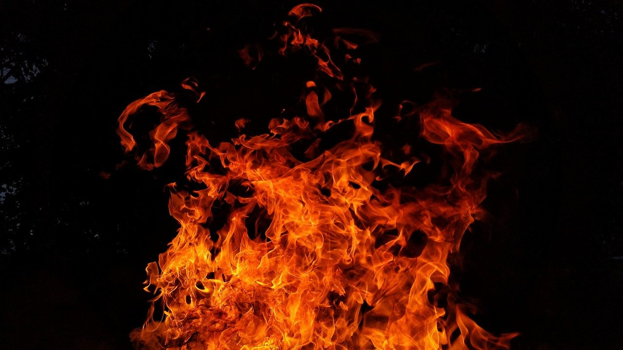 Ночью в Мордовии пожарные тушили загоревшийся гараж