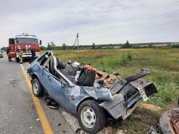 Легковушка столкнулась с трактором в Мордовии, один человек погиб