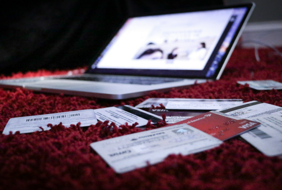 Туризм, супермаркеты и сервисы знакомств наращивают онлайн-продажи, в офлайн возвращается покупка обуви