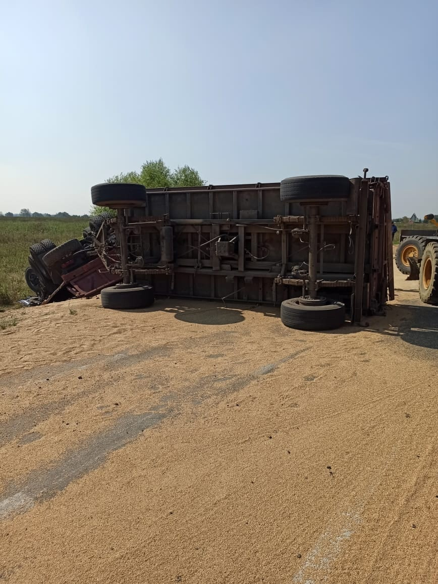 В Кадошкинском районе Мордовии большегруз с прицепом перевернулся в кювет