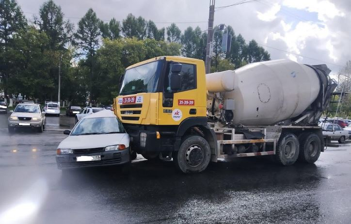 В Саранске в ДТП с легковой «Мицубиси» и грузовиком «Ивеко» пострадал 58-летний мужчина