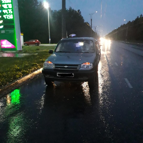 Водитель «Шевроле Нивы» сбил подростка, перебегавшую дорогу в неположенном месте