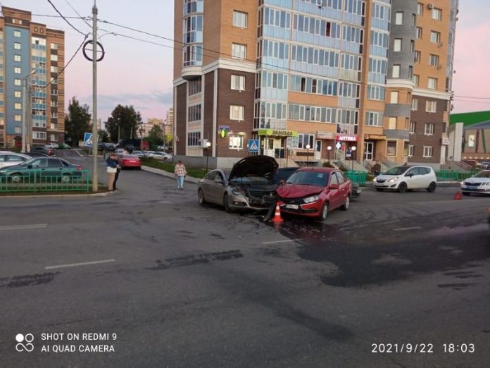 В Саранске столкнулись Volkswagen Passat и «Лада Гранта»