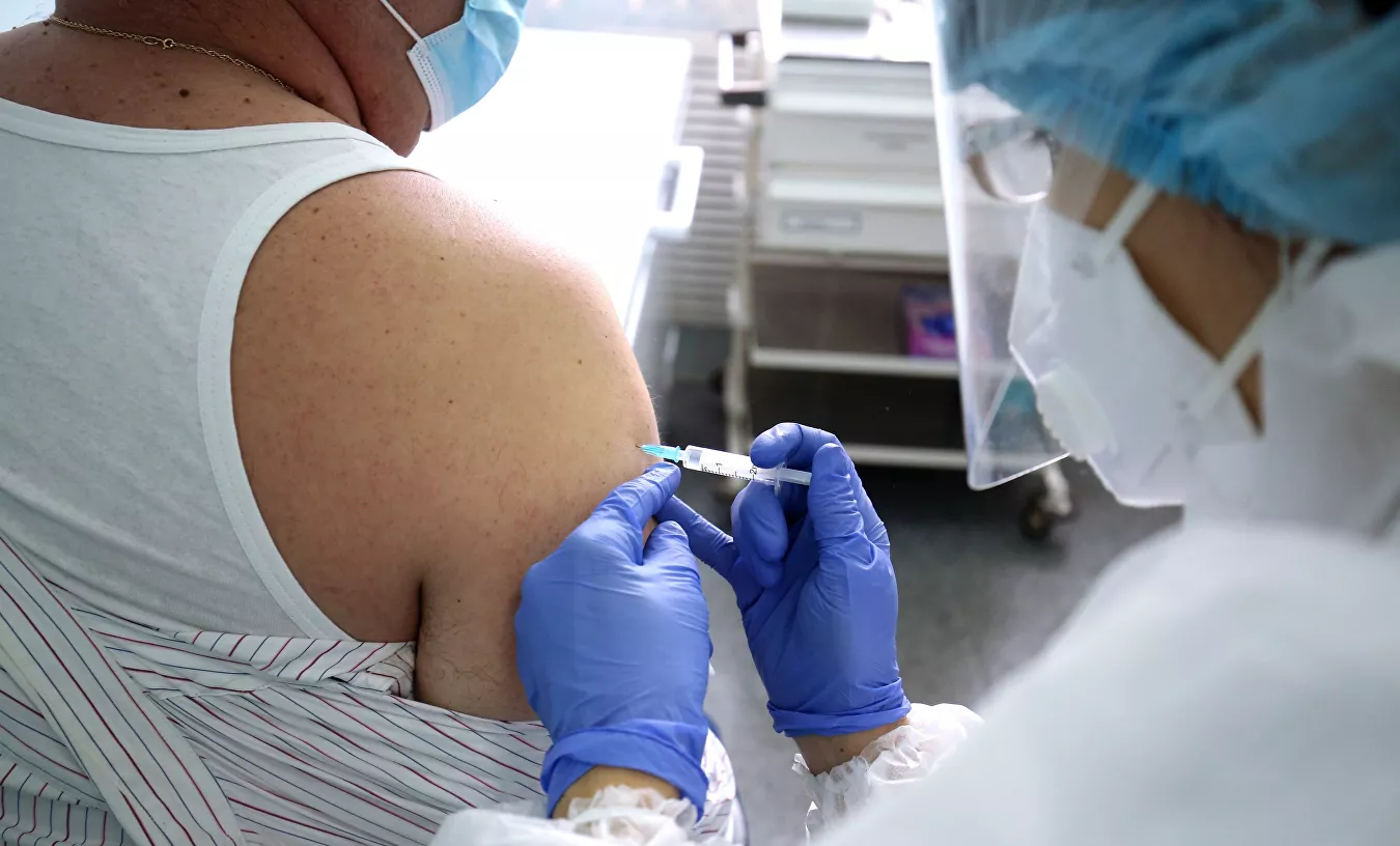 Вакцинацию от коронавируса предложили сделать обязательной для всех