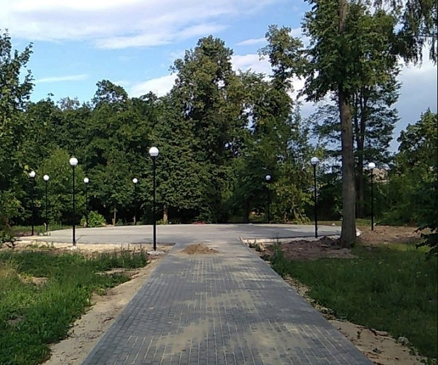 В Ельниках почти завершен ремонт центрального парка