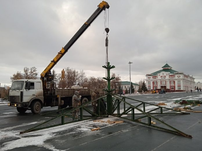 В центре Саранска начали устанавливать новогоднюю ёлку