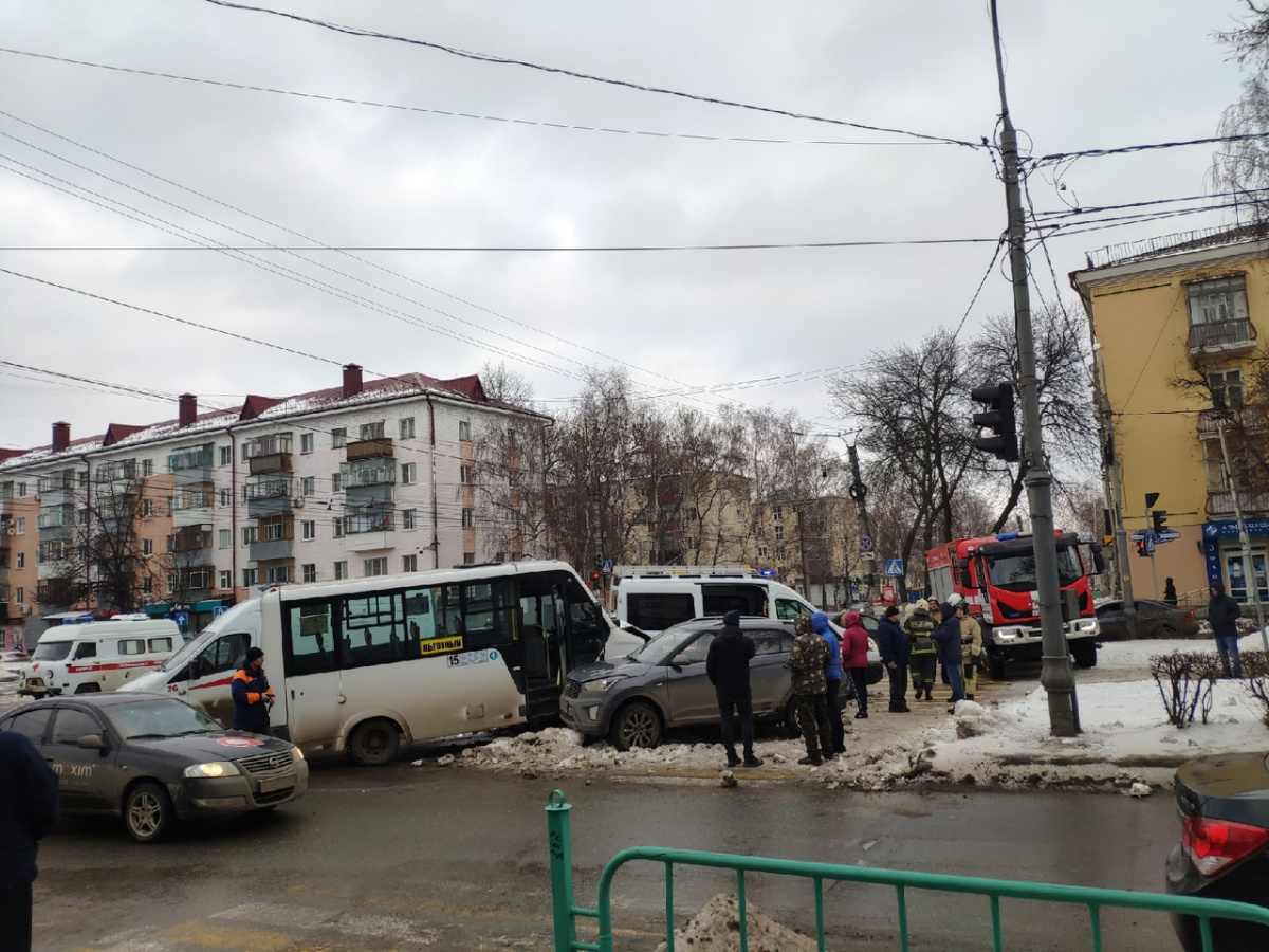 В центре Саранска столкнулись маршрутка и внедорожник