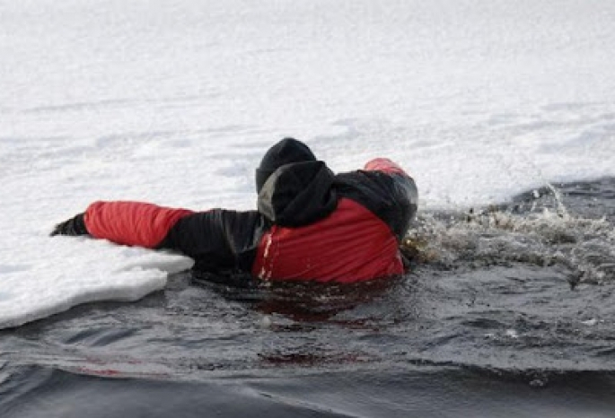 В Мордовии майор полиции спас провалившегося под лед школьника